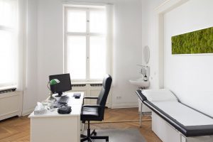 AeHP-Behandlungszimmer mit Liege und Moosbild